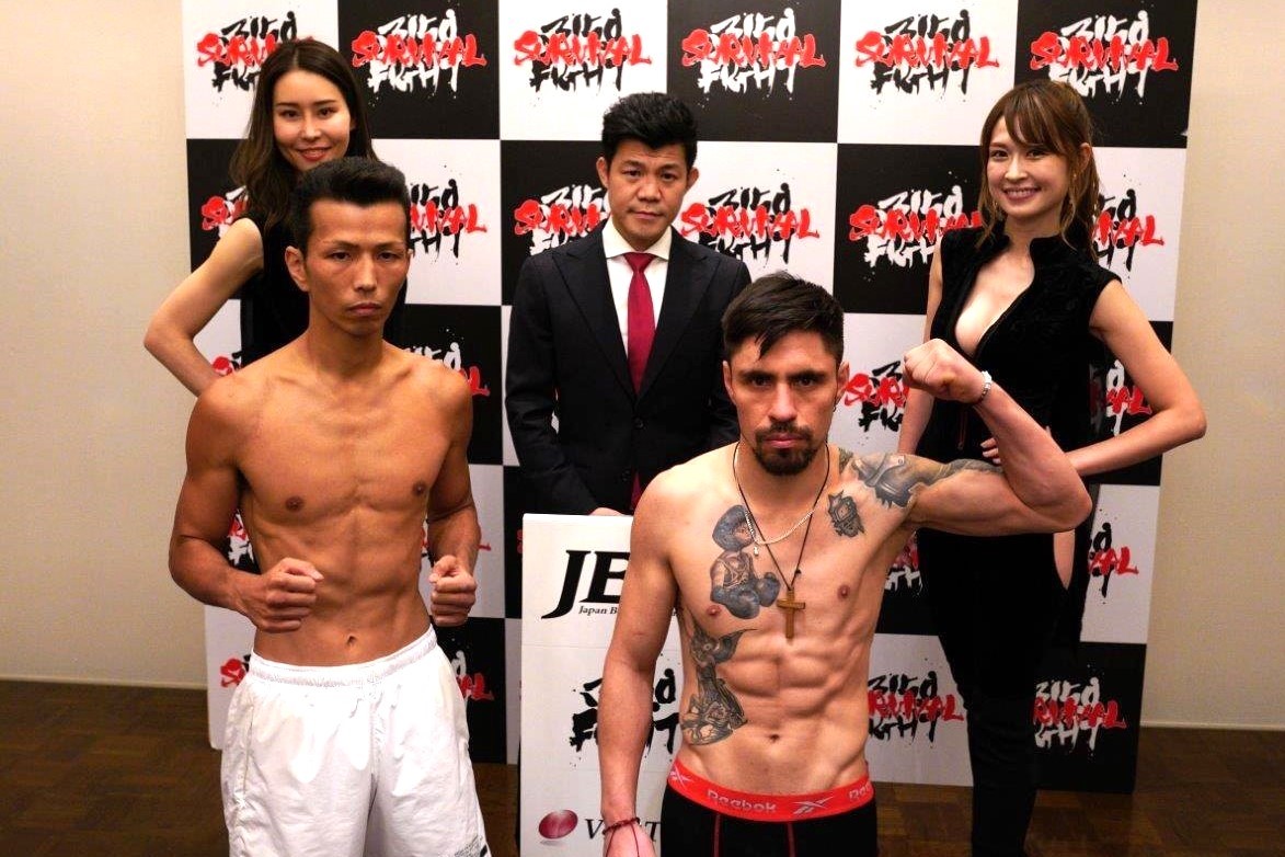 計量を終えた和気（前列左）と後列中央は亀田興毅ファウンダー（亀田プロモーション提供）