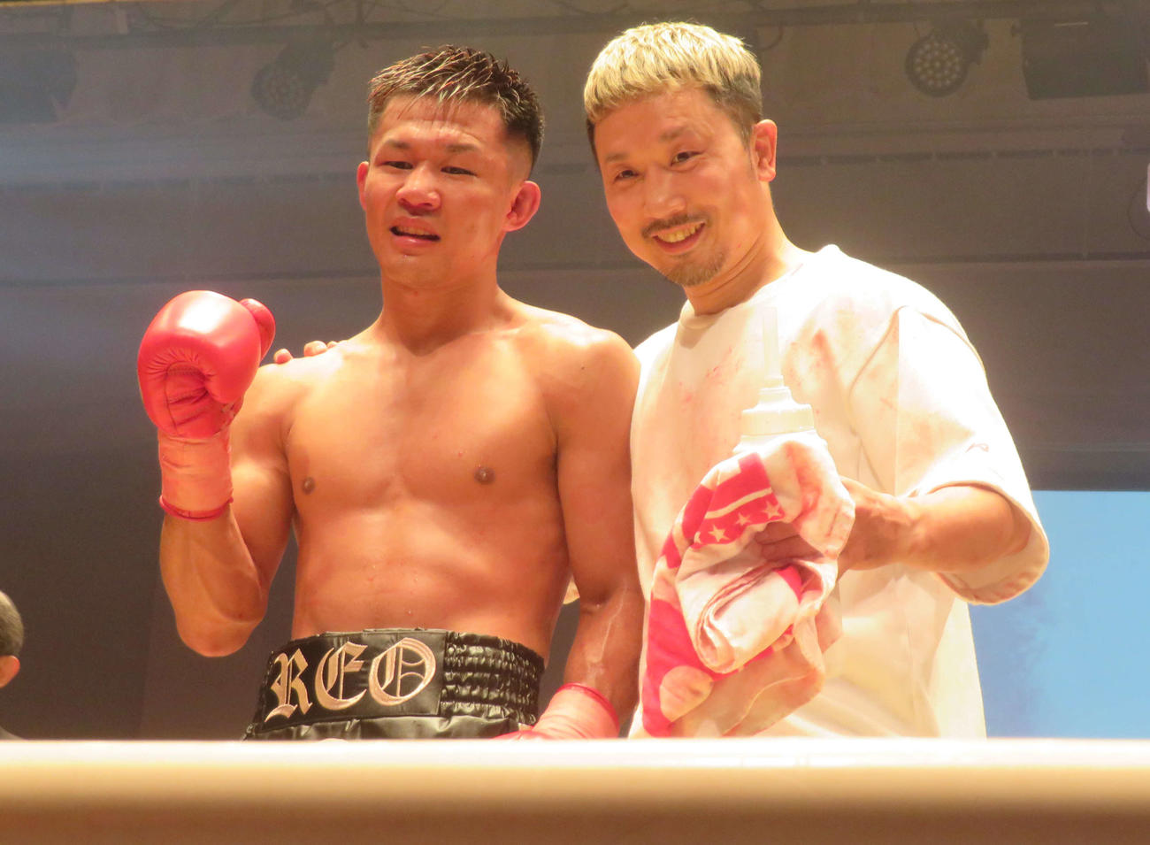 8回TKO勝ちを挙げた斎藤麗王（左）。右は担当トレーナーの元世界2階級制覇王者粟生隆寛氏