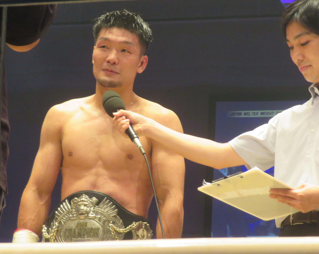 初防衛に成功した日本ウエルター級王者坂井祥紀（左）