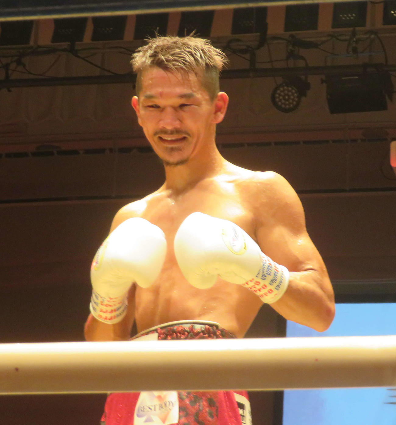 マービン・エスクエルドとのスーパーフェザー級8回戦で判定勝利した前IBF世界同級王者尾川堅一