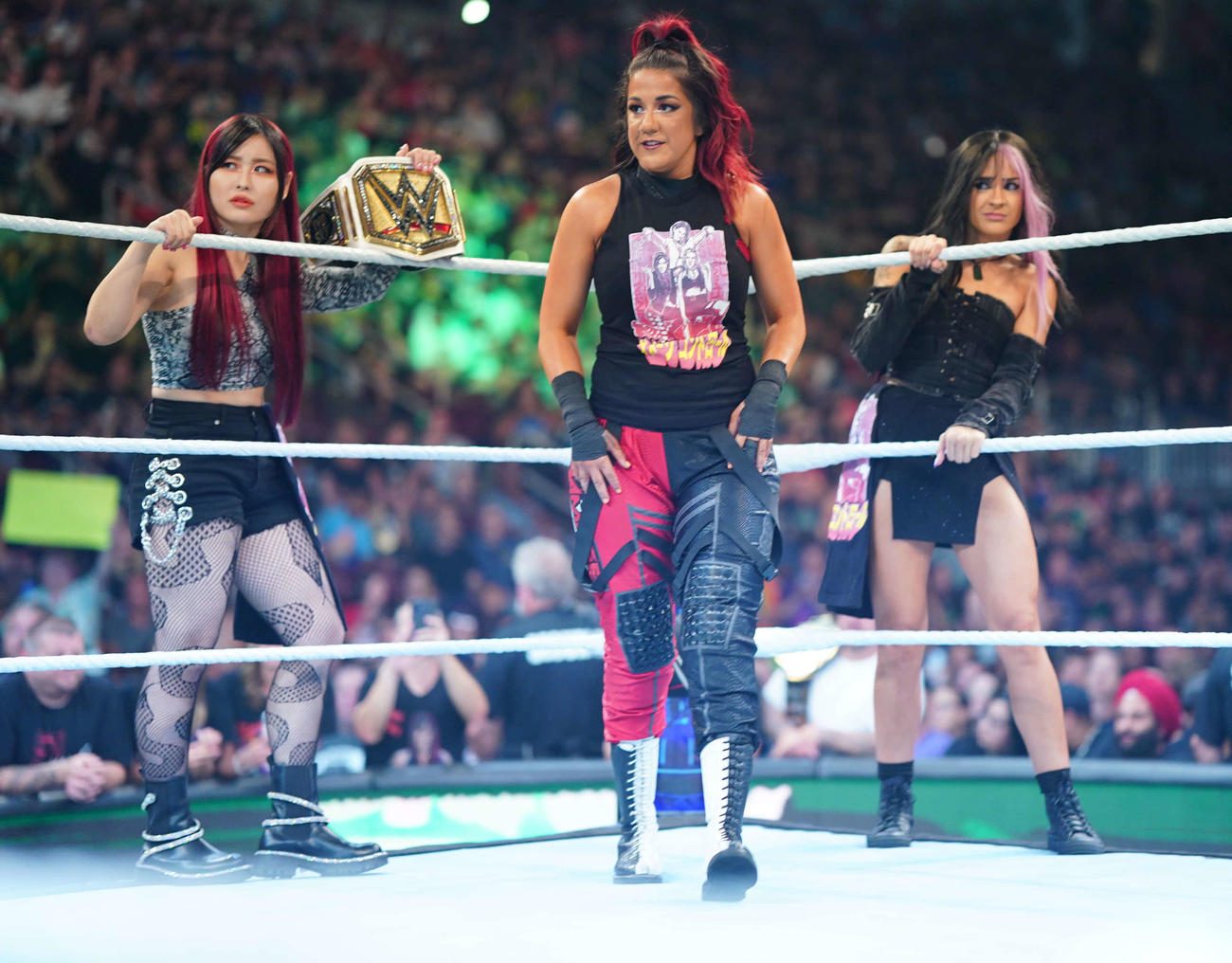 ベイリー（中央）のシングル戦のため、セコンドに入るWWE女子王者イヨ・スカイ（左端）とダコタ・カイ（C）2023 WWE, Inc. All Rights Reserved.