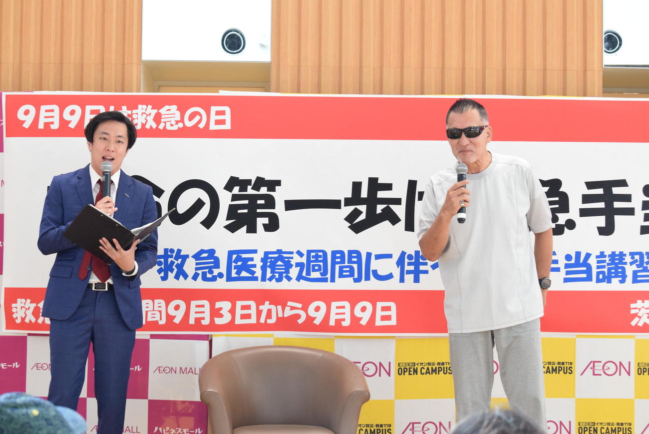 防災救命イベントに登場した蝶野正洋と森田GM（左）（撮影・阪口孝志）