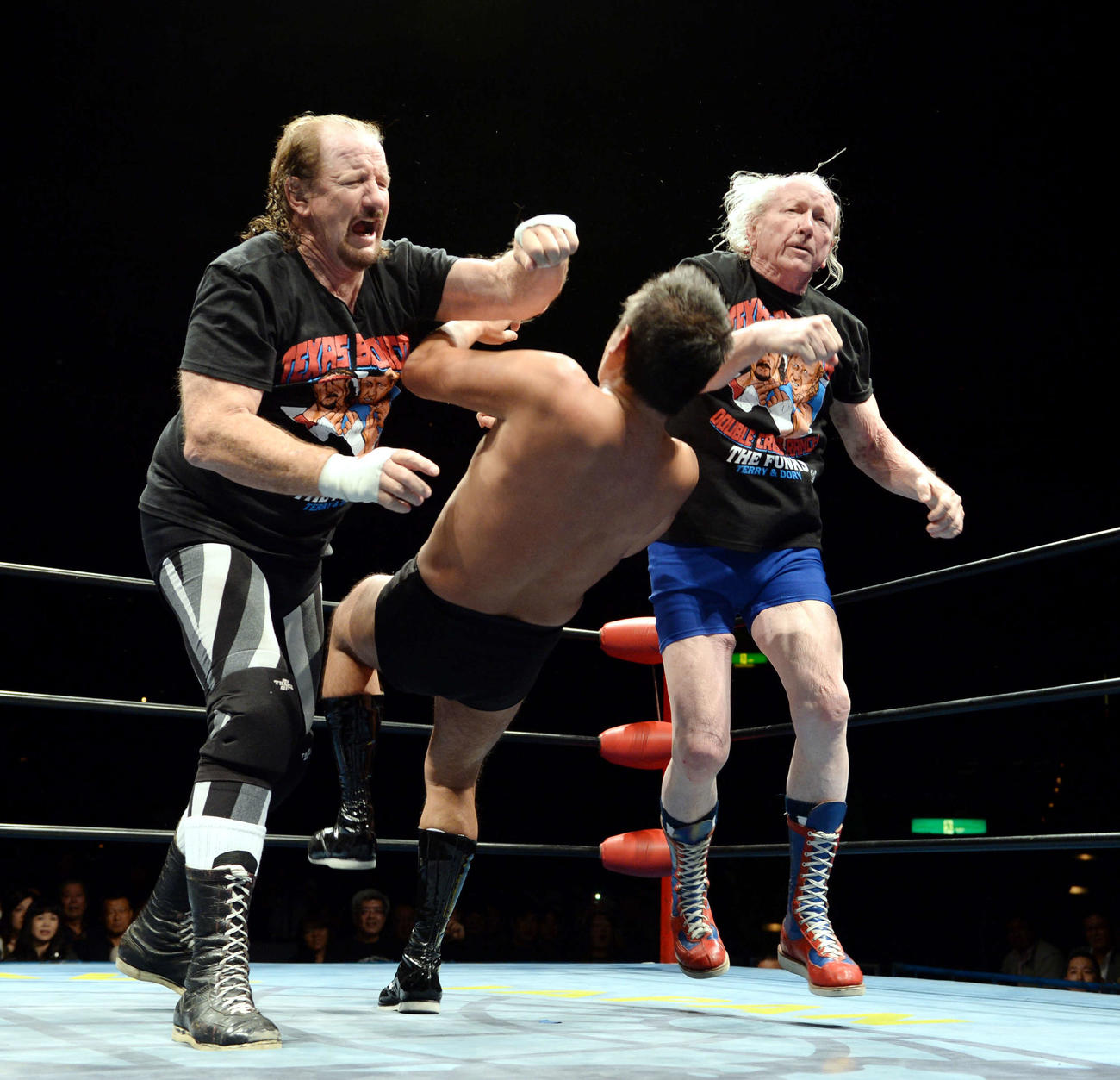 13年、伝説のタッグチーム、ザ・ファンクスのテリー（左）とドリー（右）が西村にダブルラリアットを決める