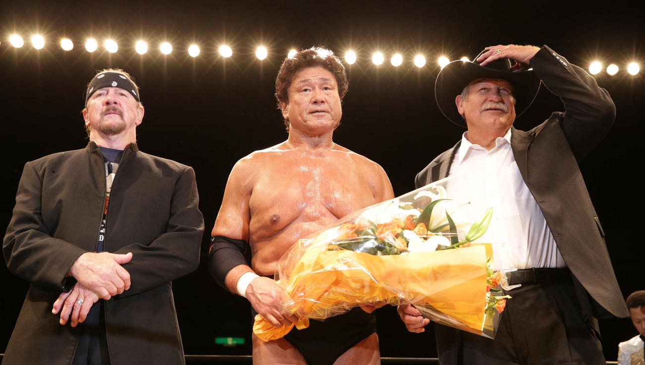 15年、テリー・ファンク（左）、ハンセン（右）から花束を贈られた天龍