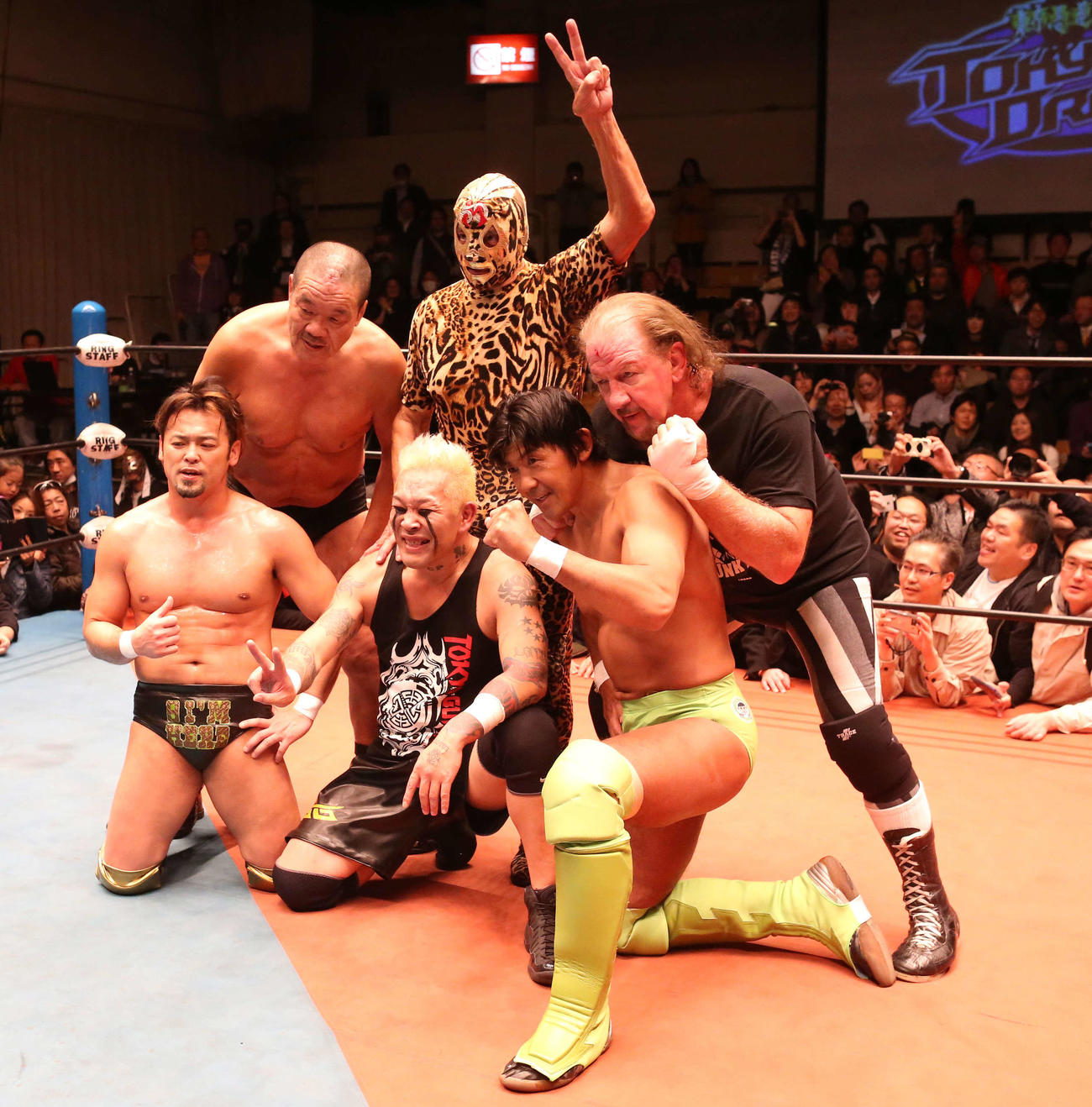 14年、試合後に写真に納まる前列左からカズ・ハヤシ、NOSAWA論外、船木誠勝。後列左から藤原喜明、ミル・マスカラス、テリー・ファンク