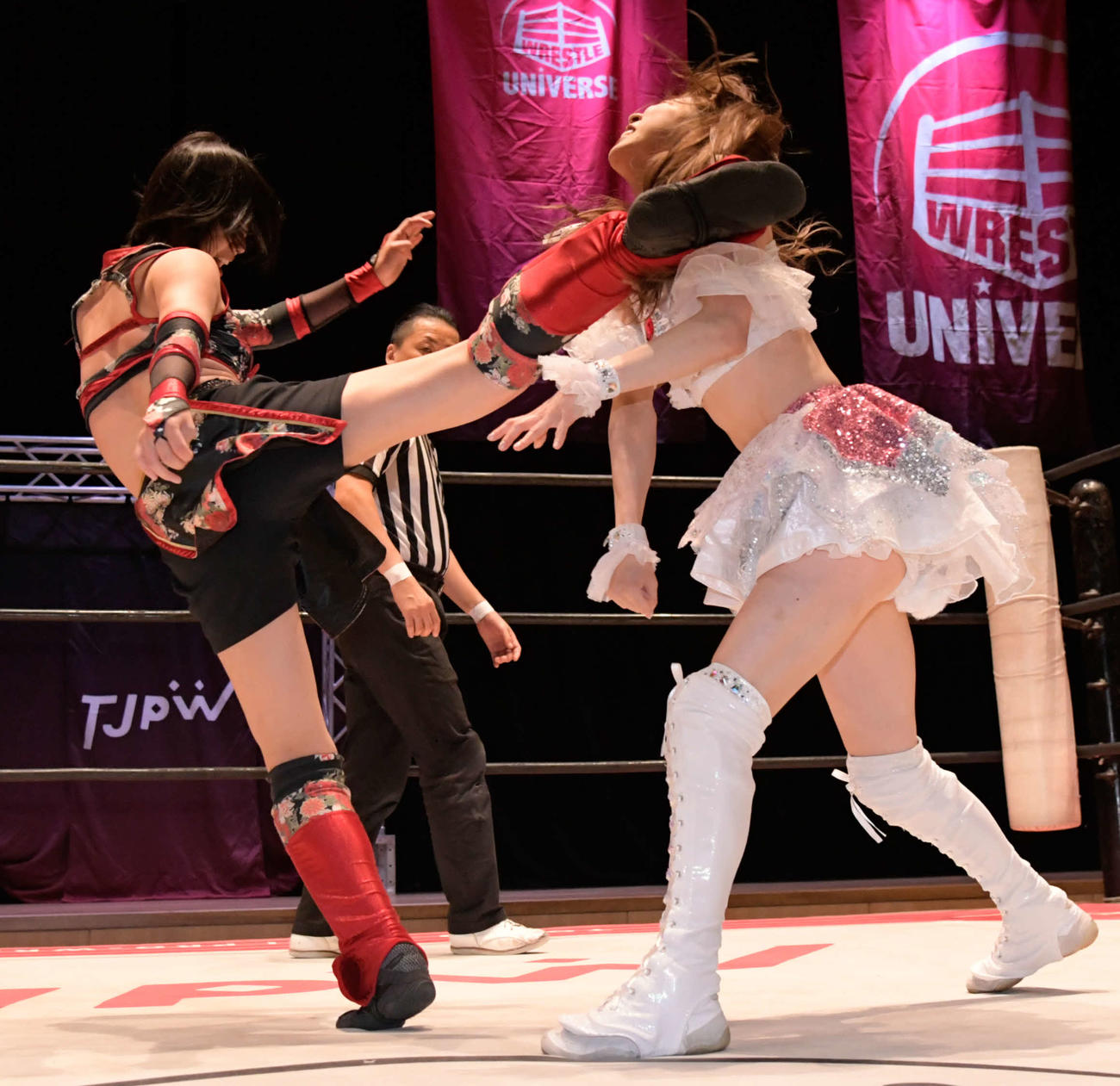 東京女子プロレス　瑞希に跳び蹴りを浴びせる長野じゅりあ（東京女子プロレス提供）