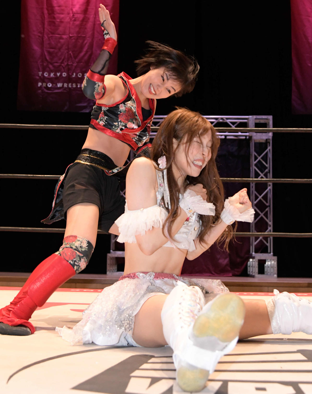 東京女子プロレス　瑞希にチョップで攻め込む長野じゅりあ（東京女子プロレス提供）