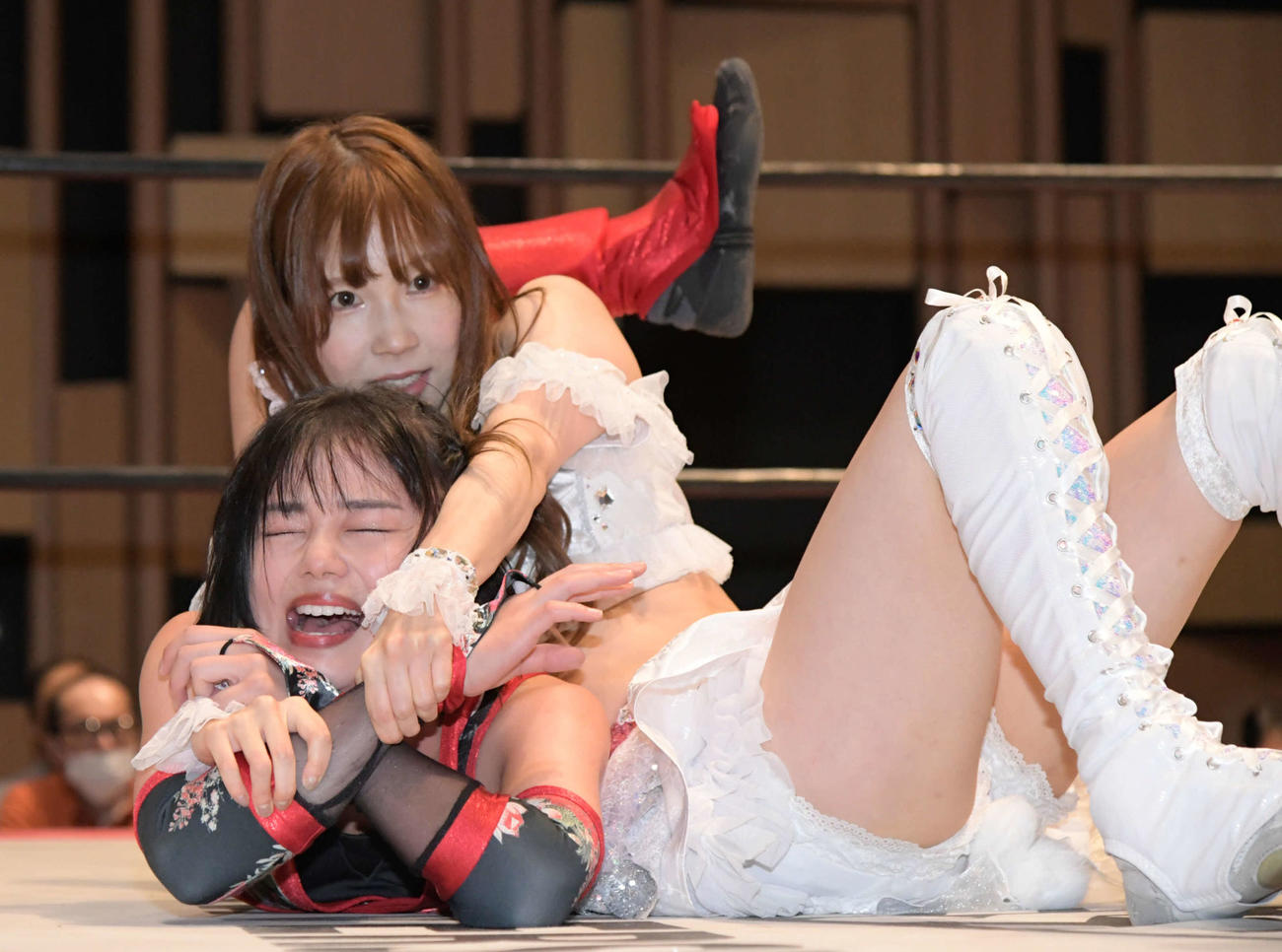 東京女子プロレス　長野じゅりあを絞め上げる瑞希（東京女子プロレス提供）