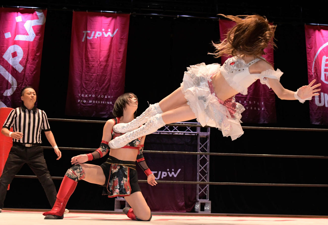 東京女子プロレス　長野じゅりあにドロップキックを決める瑞希（東京女子プロレス提供）