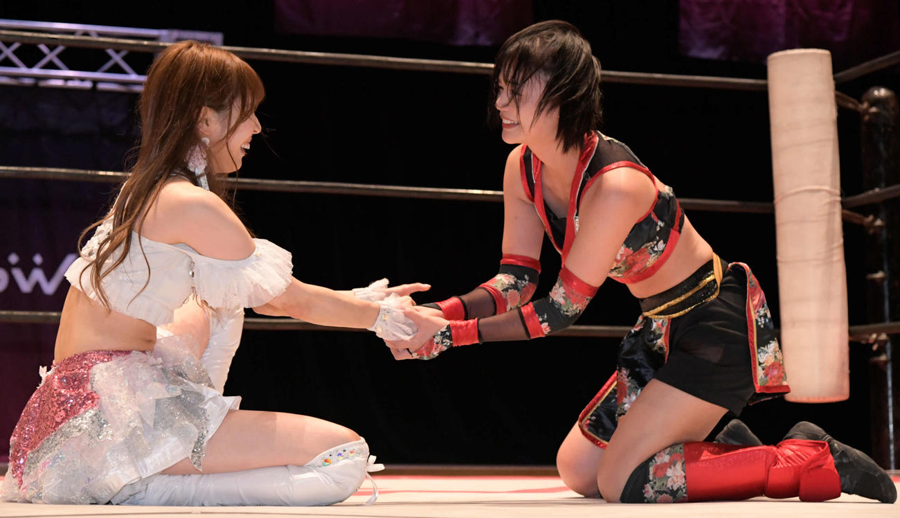 東京女子プロレス　試合後、瑞希（左）と握手をする長野じゅりあ（東京女子プロレス提供）