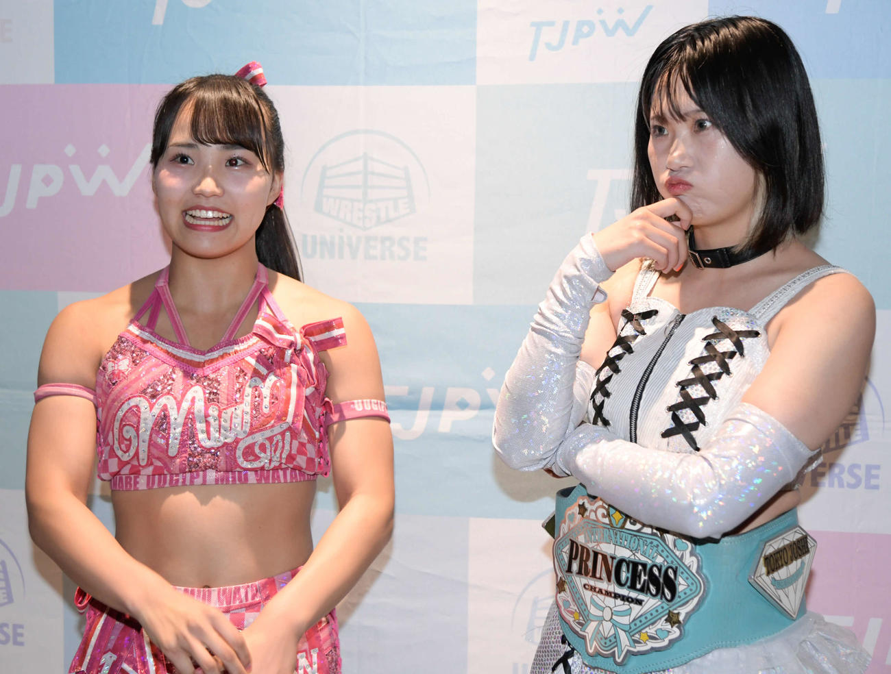 東京女子プロレス　バックステージで不満な表情を見せる辰巳リカ（右）。左は渡辺未詩（東京女子プロレス提供）