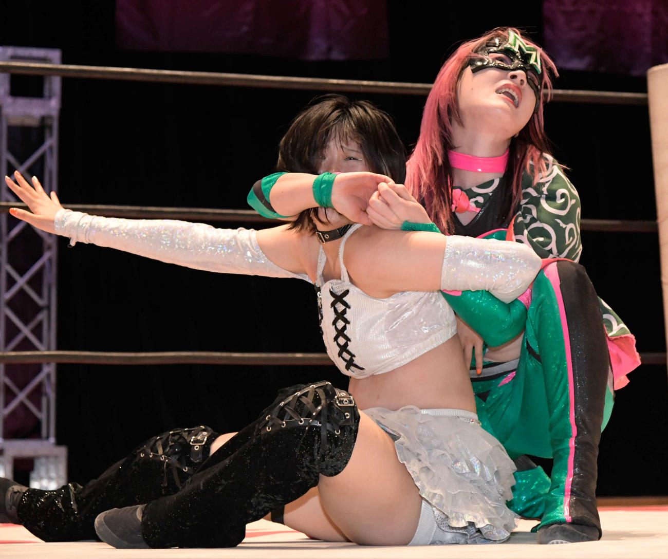 東京女子プロレス　ハイパーミサヲのチキンウイングフェースロックで絞め上げられる辰巳リカ（東京女子プロレス提供）