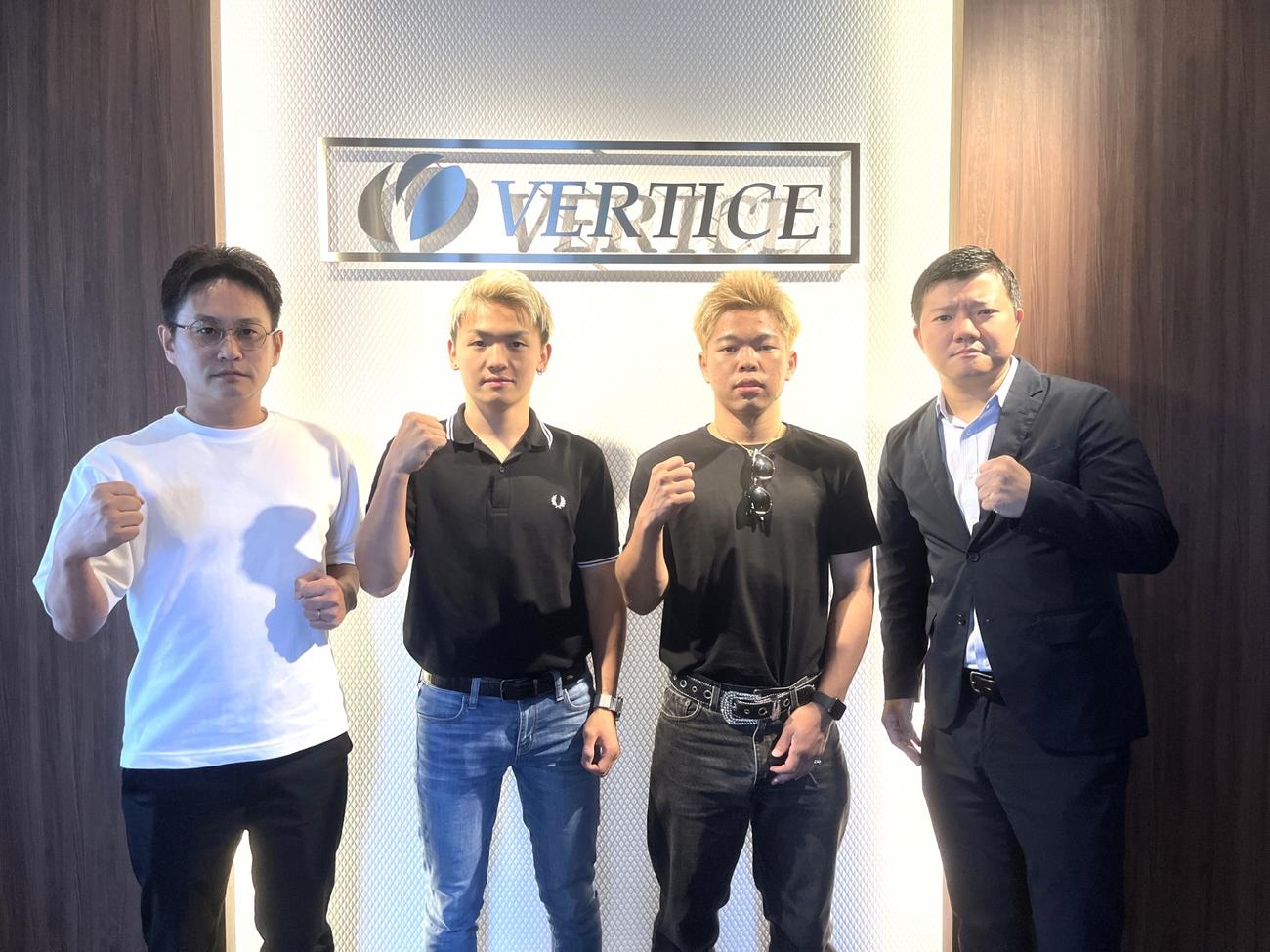 KWORLD3ジムのホープ、政所（左から2人目）花田（同3人目）をサポートするベルティス社の営業戦略部の光嶋部長（左）。右端は亀田大毅会長（亀田プロモーション提供）