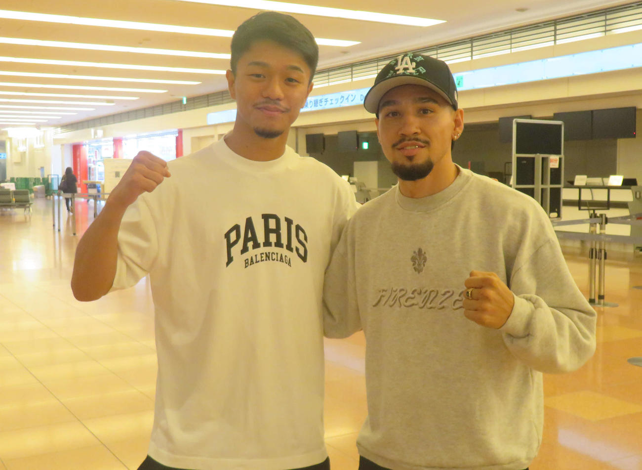 10代からの盟友、WBA世界ライトフライ級6位アンソニー・オラスクアガ（右）とともに日本に到着したWBO世界スーパーフライ級王者中谷潤人