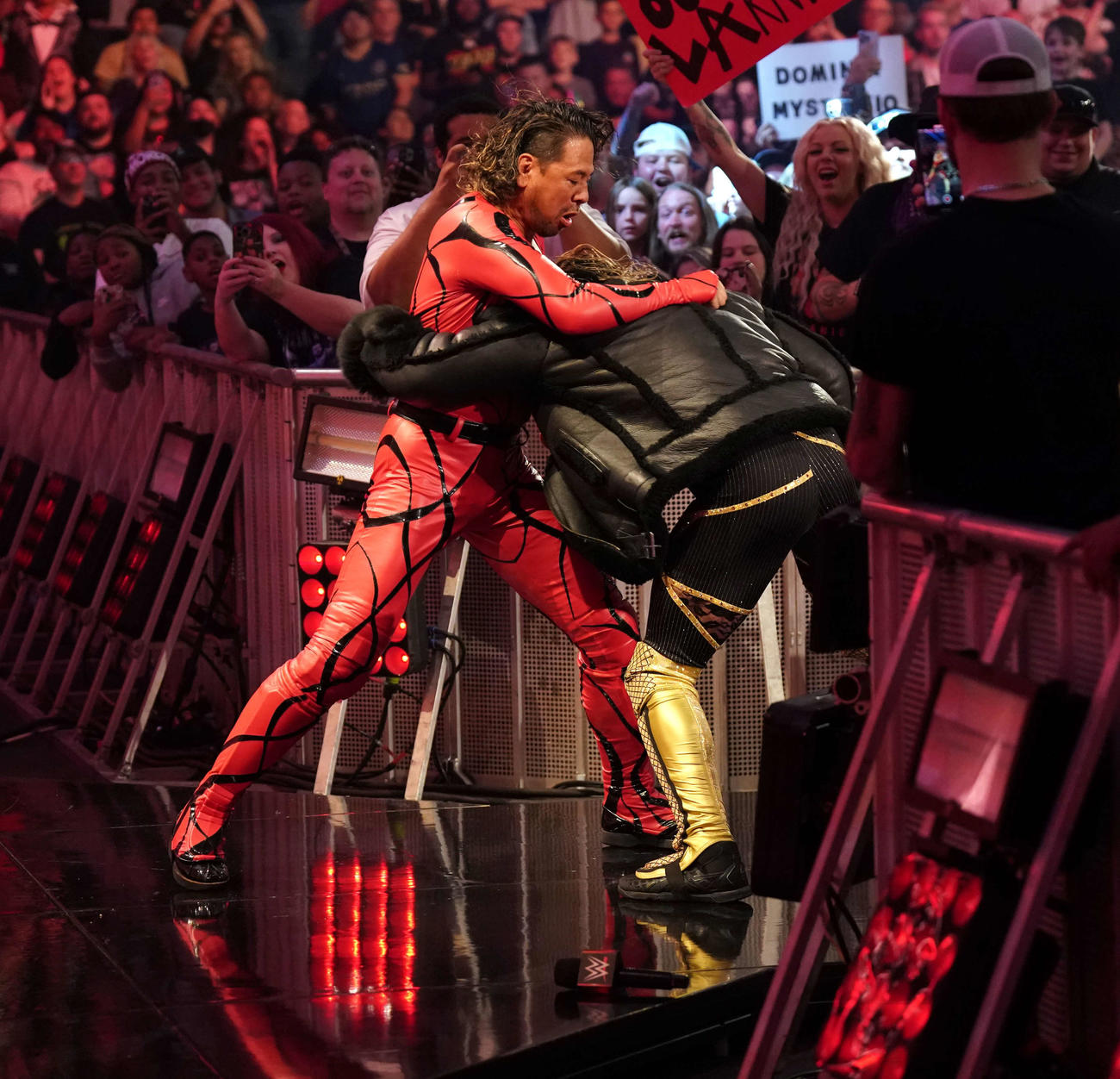 WWE世界ヘビー級王者セス・ロリンズ（右）と花道ステージで乱闘する中邑真輔（C）2023 WWE, Inc. All Rights Reserved.