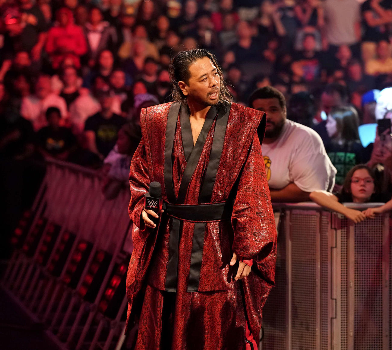 リング上にいるWWE世界ヘビー級王者セス・ロリンズを花道ステージからにらむ中邑真輔（C）2023 WWE, Inc. All Rights Reserved.