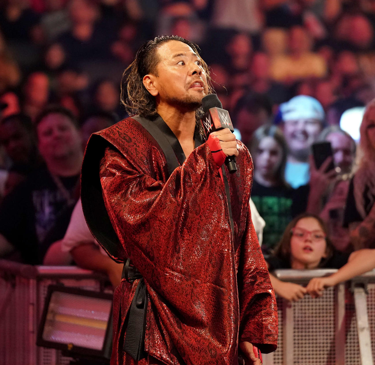 マイクを握ってWWE世界ヘビー級王者セス・ロリンズと舌戦する中邑真輔（C）2023 WWE, Inc. All Rights Reserved.
