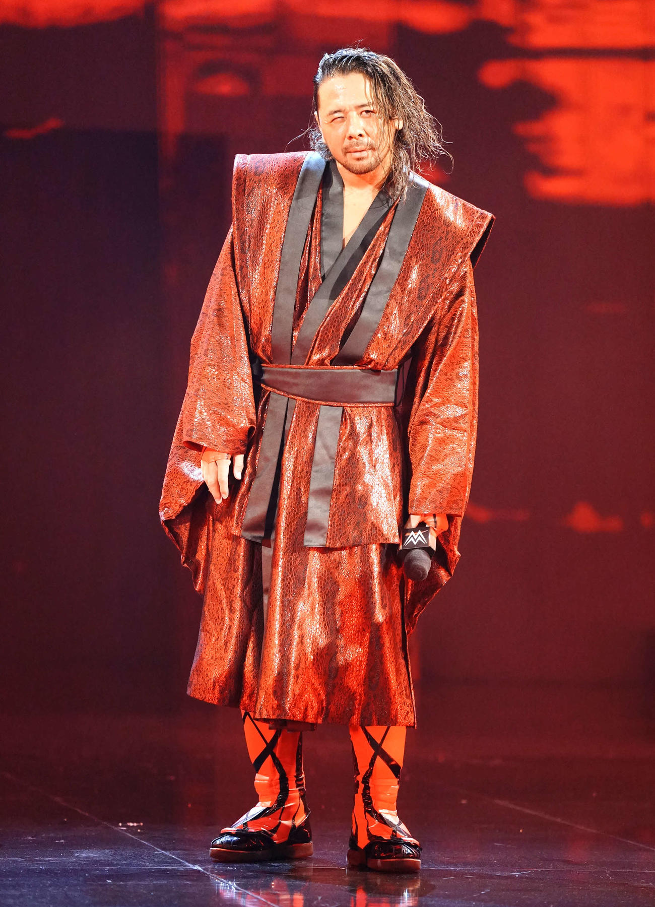 WWE世界ヘビー級王者セス・ロリンズに呼び出され、花道に姿をみせた中邑真輔（C）2023 WWE, Inc. All Rights Reserved.