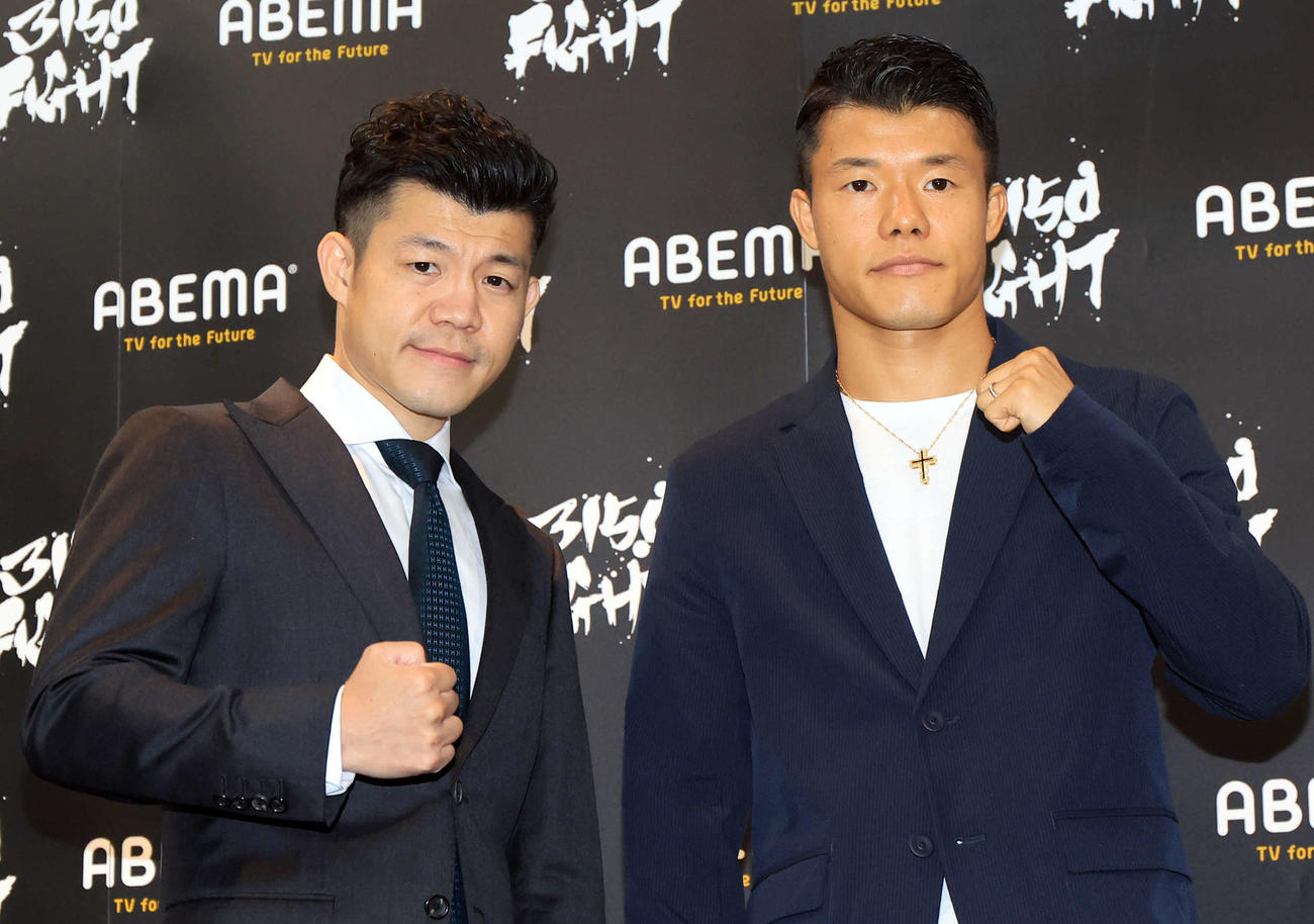「3150FIGHT vol．7」フェザー級転向会見で、ポーズをとる亀田興毅ファウンダー（左）と亀田和毅（撮影・浅見桂子）