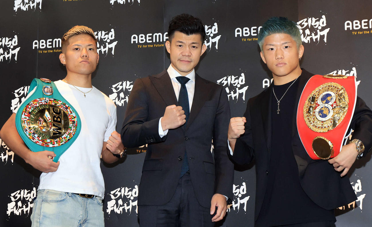 「3150FIGHT vol．7」W世界タイトルマッチ会見でポーズをとる重岡優大（左）、亀田興毅ファウンダー（中央）、重岡銀次朗（撮影・浅見桂子）
