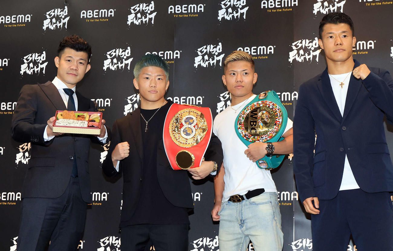 「3150FIGHT vol．7」ダブル世界タイトルマッチ及びフェザー級転向会見でポーズをとる、左から亀田興毅ファウンダー、重岡優大、重岡銀次朗、亀田和毅（撮影・浅見桂子）