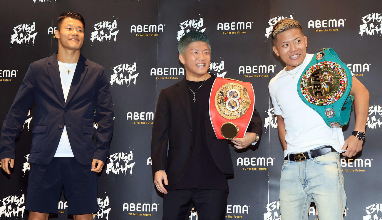 「3150FIGHT vol．7」W世界タイトルマッチ及びフェザー級転向会見で笑顔を見せる亀田和毅（左）、重岡銀次朗（中央）、重岡優大（撮影・浅見桂子）
