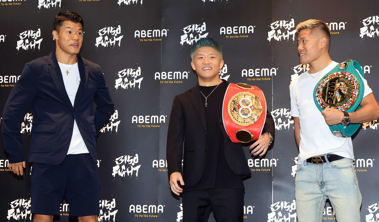 「3150FIGHT vol．7」W世界タイトルマッチ及びフェザー級転向会見で笑顔を見せる亀田和毅（左）、重岡銀次朗（中央）、重岡優大（撮影・浅見桂子）