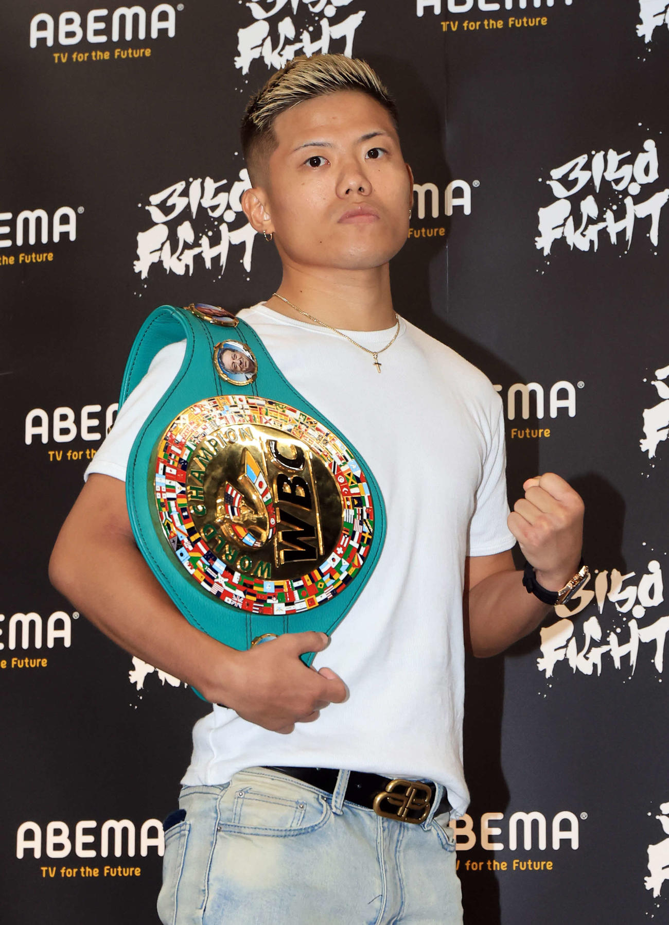 「3150FIGHT vol．7」ダブル世界タイトルマッチ会見でポーズをとる重岡優大（撮影・浅見桂子）