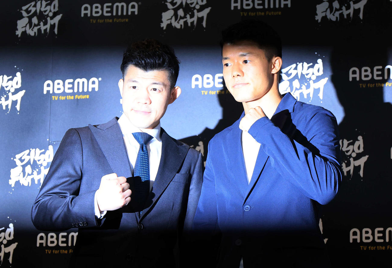 「3150FIGHT vol．7」フェザー級転向会見で、ポーズをとる亀田興毅ファウンダー（左）と亀田和毅（撮影・浅見桂子）