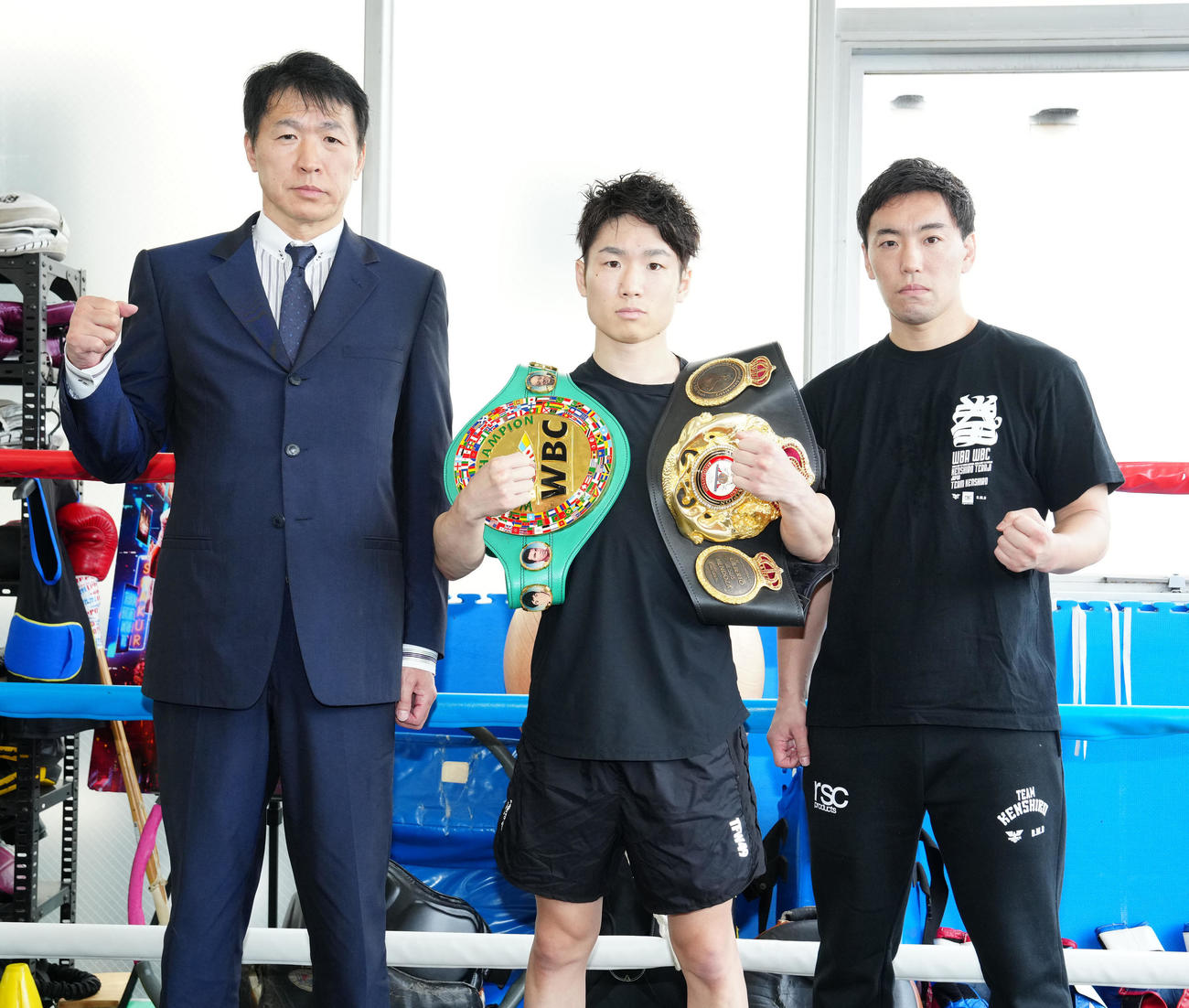 公開練習前、会見に臨み、写真に納まる寺地（中央）。左は所属ジム会長で父の永氏、右は加藤トレーナー（撮影・江口和貴）