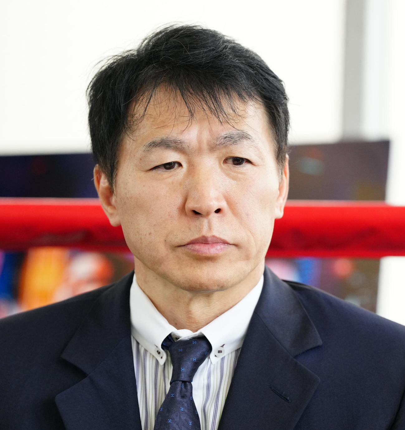 寺地の公開練習前の会見に同席する所属ジム会長で父の永氏（撮影・江口和貴）