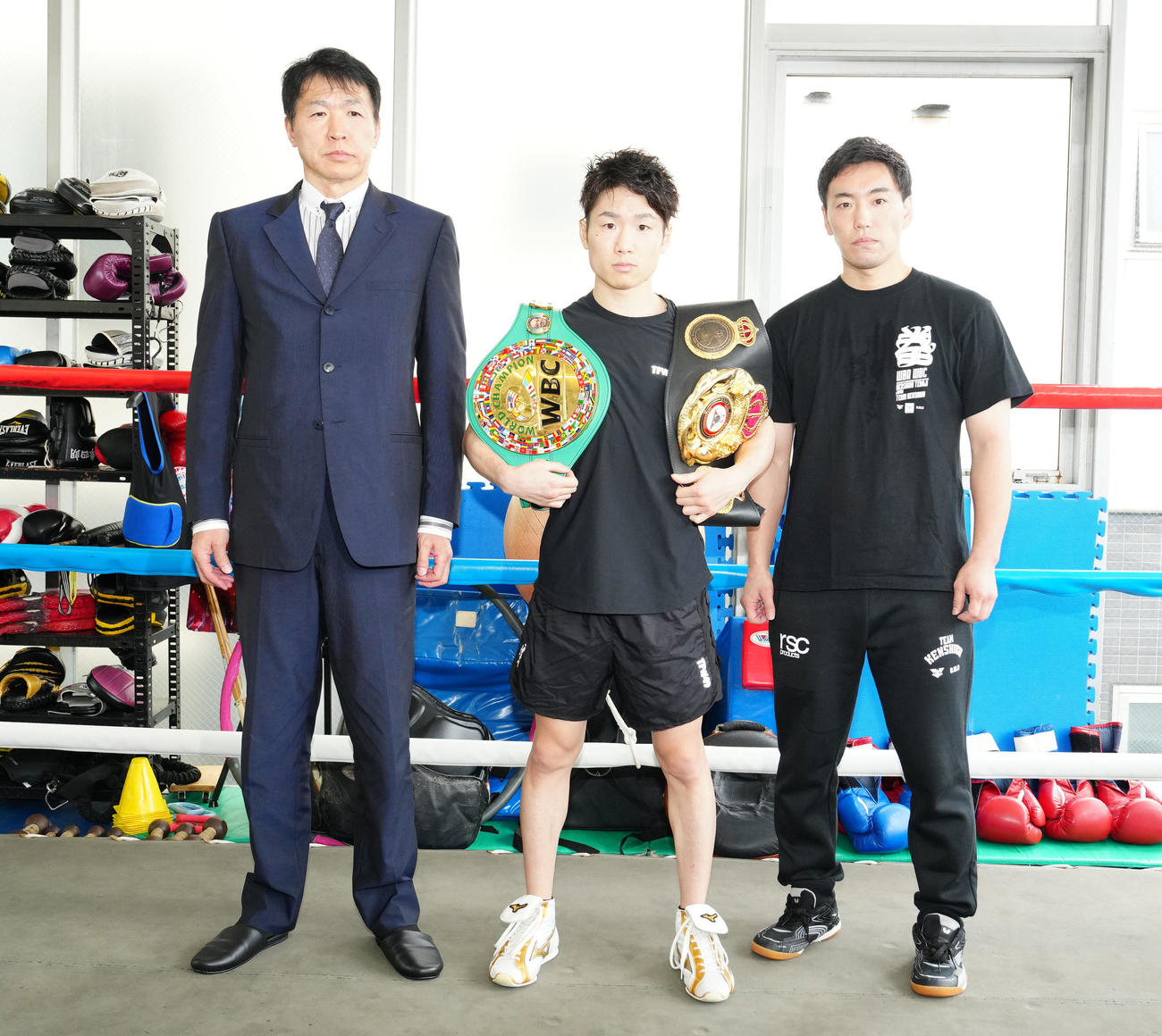 公開練習前、会見に臨み、写真に納まる寺地（中央）。左は所属ジム会長で父の永氏、右は加藤トレーナー（撮影・江口和貴）