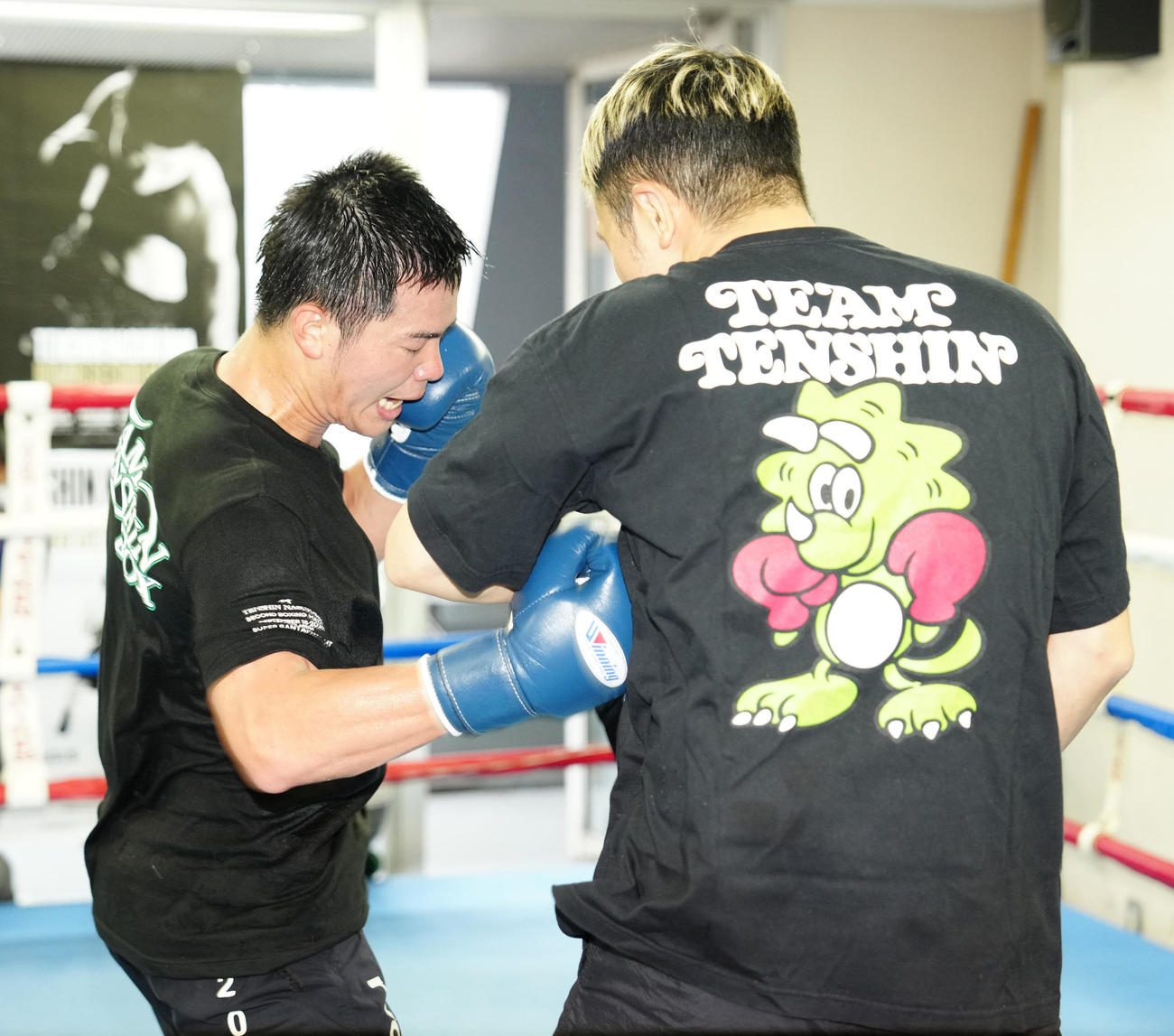 公開練習でミット打ちする那須川。右は粟生トレーナー（撮影・江口和貴）