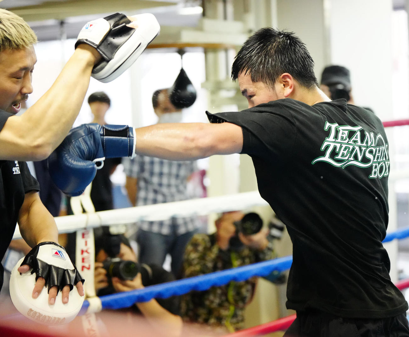 公開練習でミット打ちする那須川。左は粟生トレーナー（撮影・江口和貴）