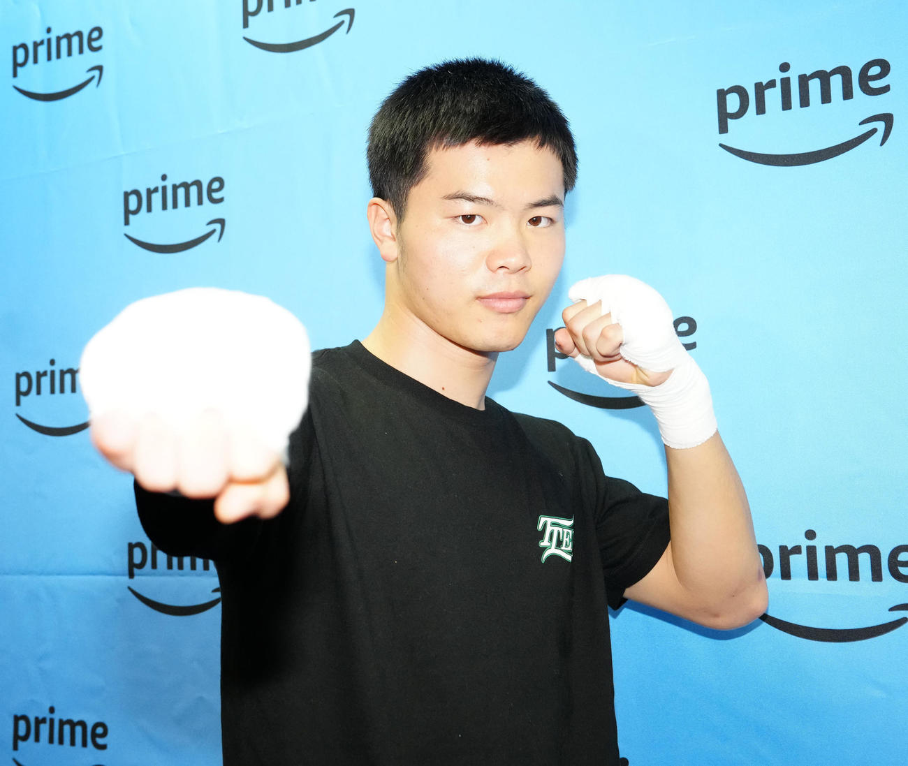 公開練習前、会見を行い、写真に納まる那須川（撮影・江口和貴）