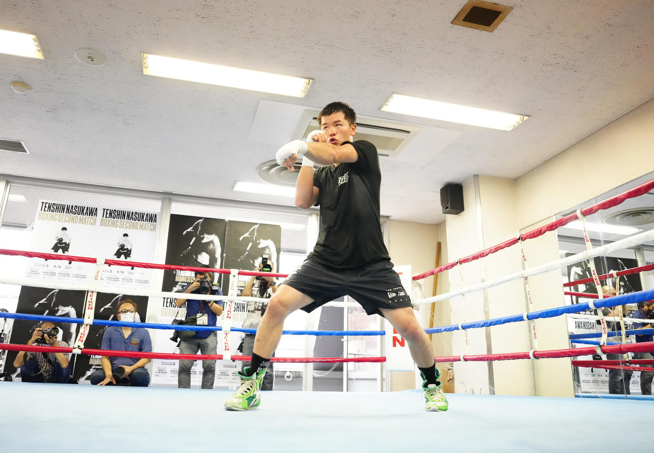 公開練習でシャドーボクシングする那須川（撮影・江口和貴）
