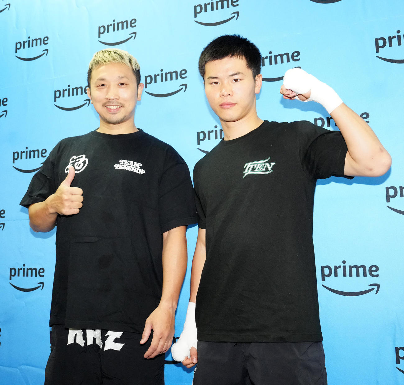 公開練習前、会見を行い、粟生トレーナー（左）と写真に納まる那須川（撮影・江口和貴）
