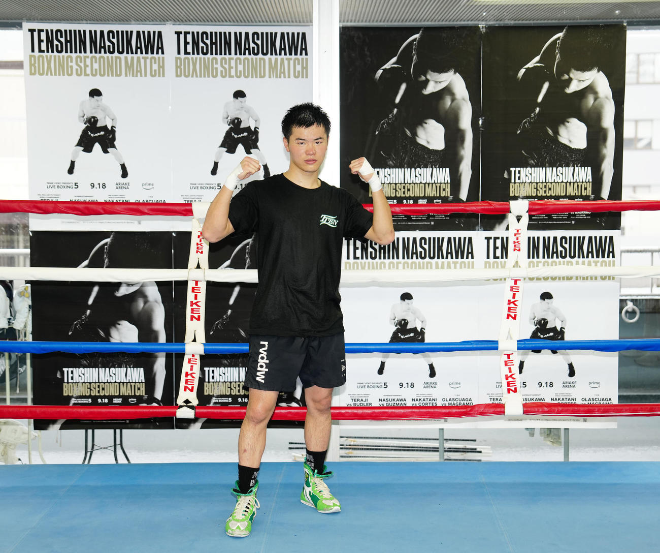 プロ第2戦のポスターの前で写真に納まる那須川（撮影・江口和貴）