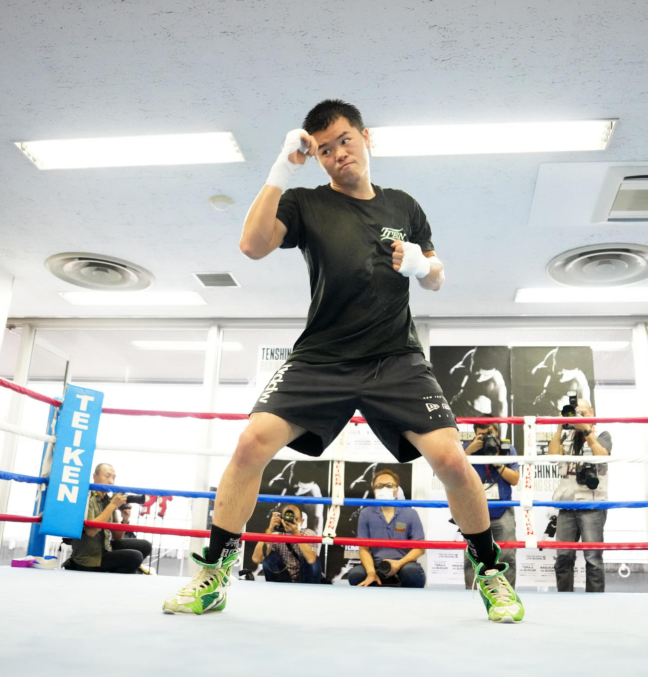 公開練習でシャドーボクシングする那須川（撮影・江口和貴）