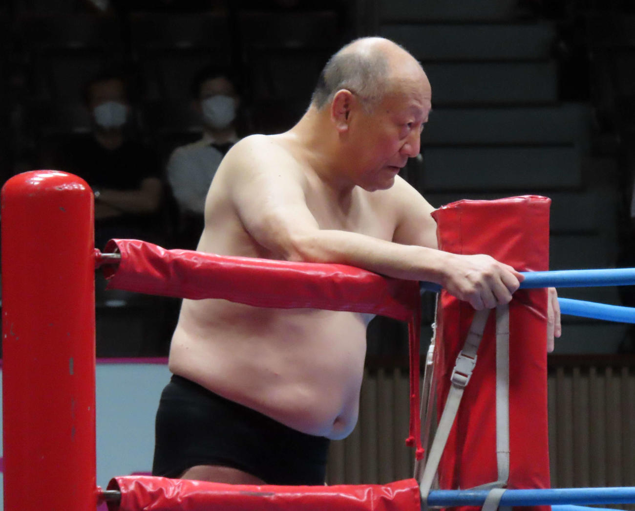 仲間の戦いを見つめる渕（撮影・村山玄）