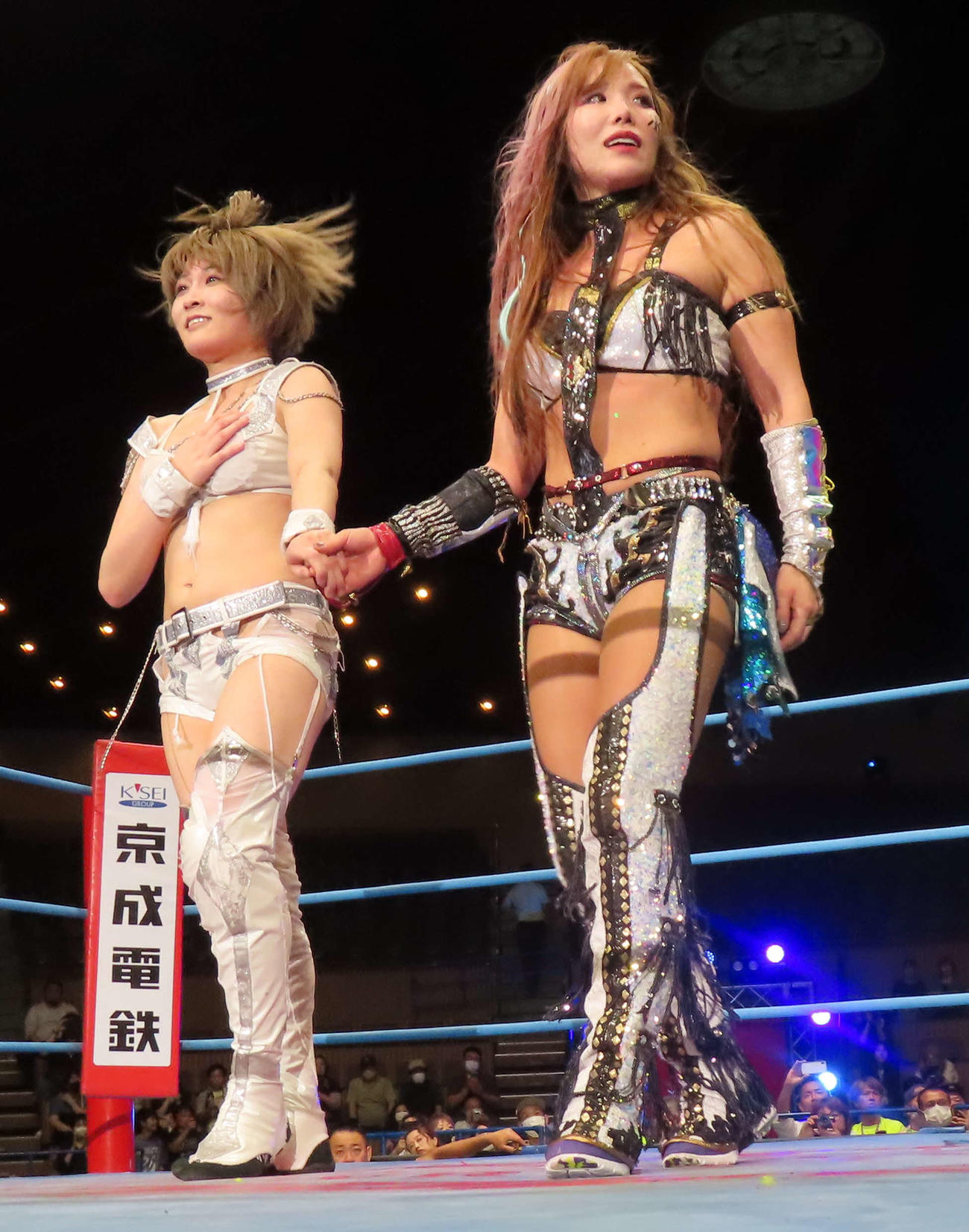 勝利しあいさつする安納（左）とKAIRI（撮影・村山玄）