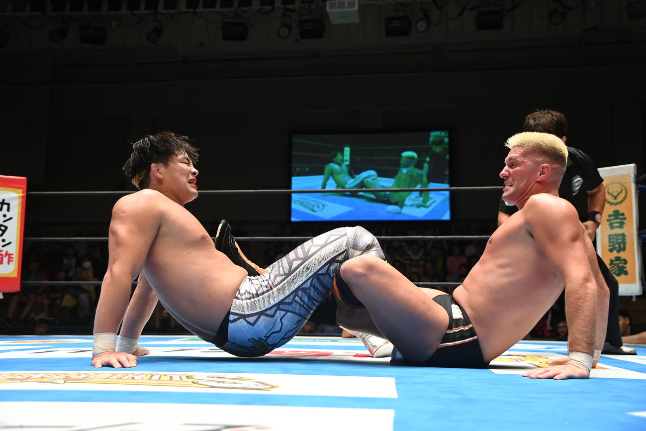 大岩陵平の足を極めるザック・セイバーJr．（新日本プロレス提供）