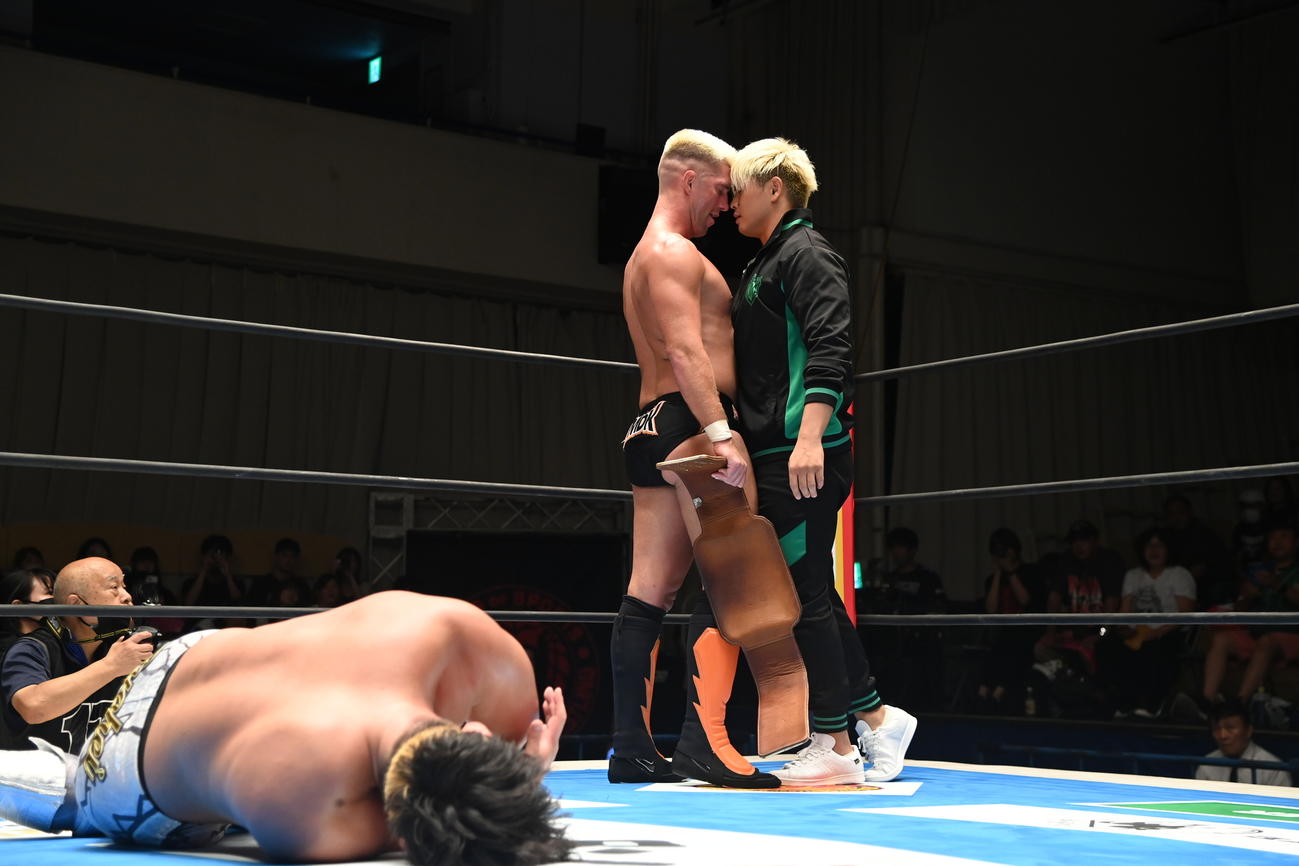 マットに沈む大岩陵平を余所に、にらみ合うプロレスリング・ノア清宮海斗とザック・セイバーJr．（新日本プロレス提供）