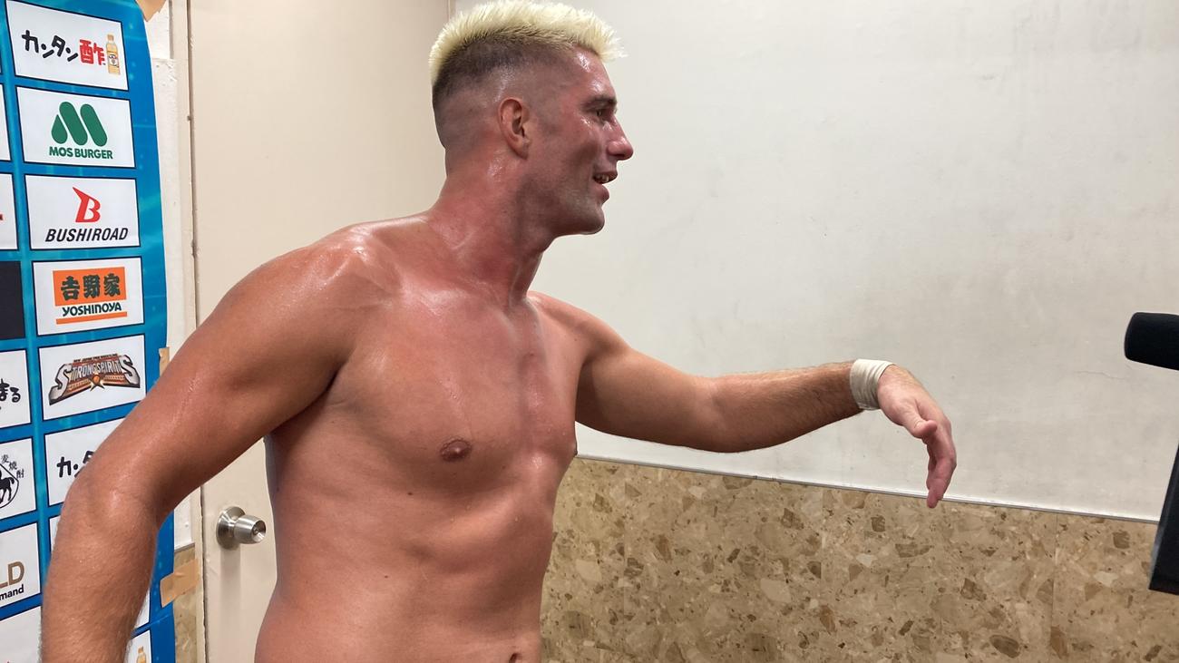 トイレに入ろうとする小島聡を手招きするザック・セイバーJr．（新日本プロレス提供）