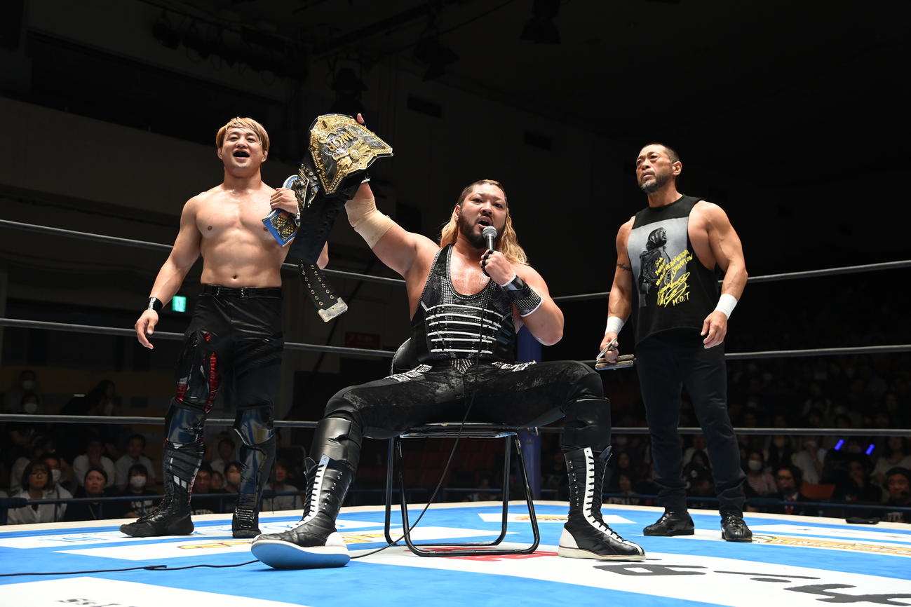 前哨戦を制し、強奪したベルトを掲げる左からSHO、EVIL、ディック東郷（新日本プロレス提供）