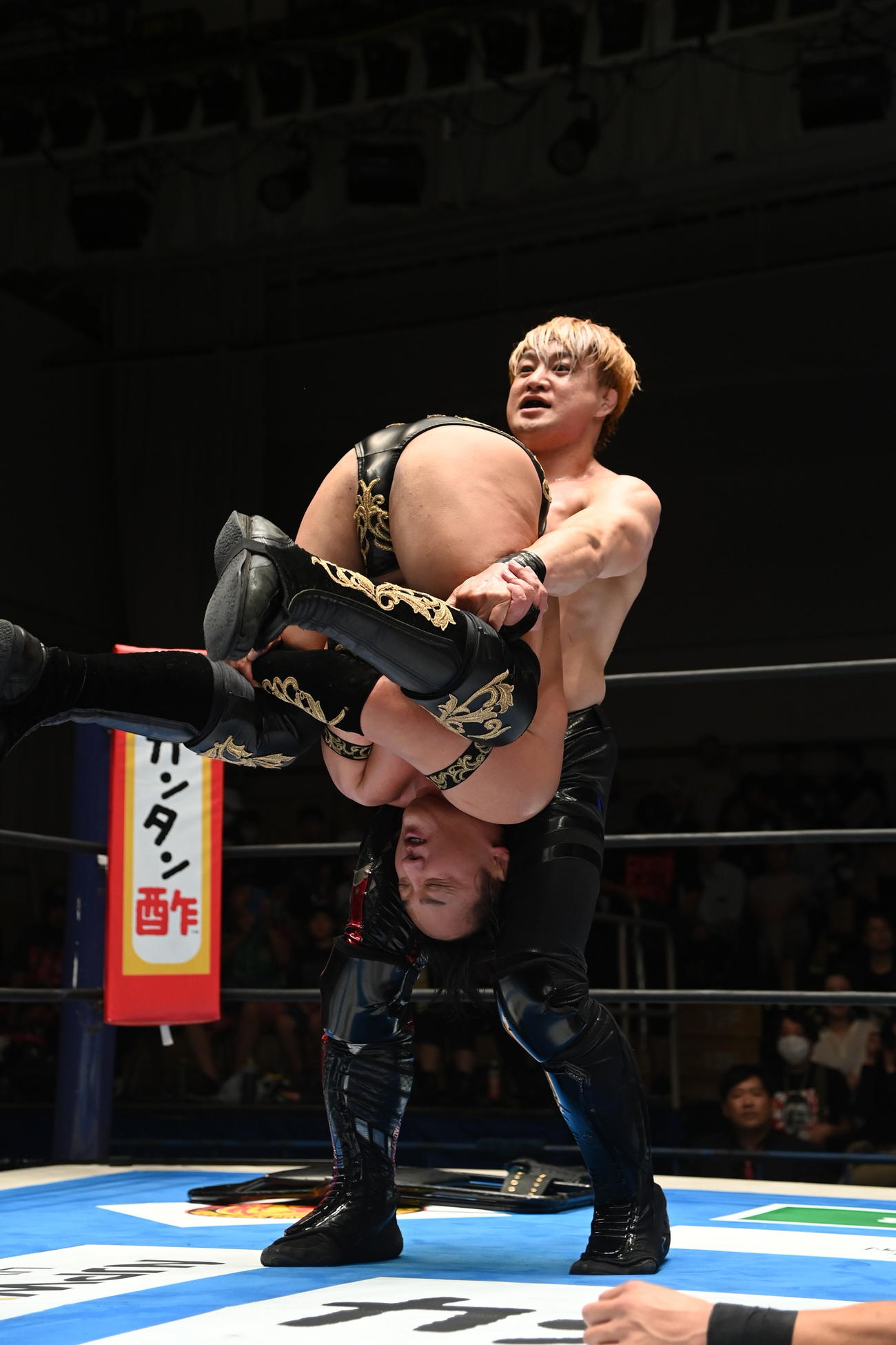 タイチ（左）にショックアローを仕掛けるSHO（新日本プロレス提供）