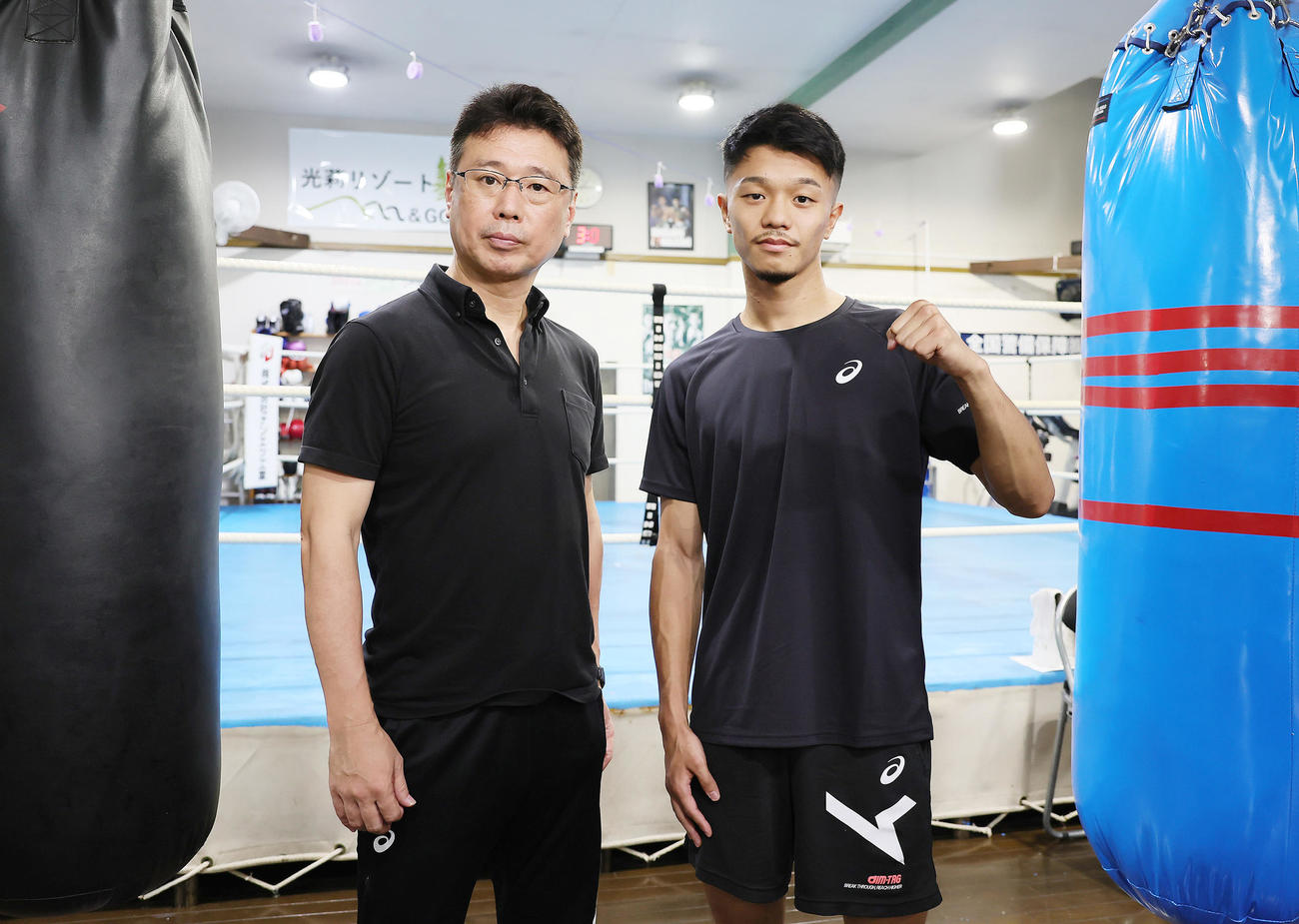 ポーズを決める中谷（右）。左はM．Tボクシングジムの村野会長（撮影・足立雅史）