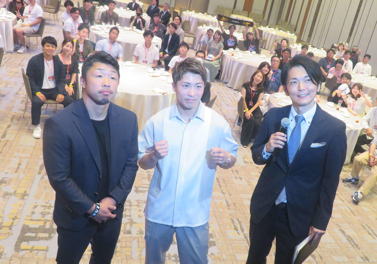 スペシャルトークイベントに参加したWBC、WBO世界スーパーバンタム級王者井上尚弥（中央）。左は八重樫東トレーナー、右は赤平大アナ