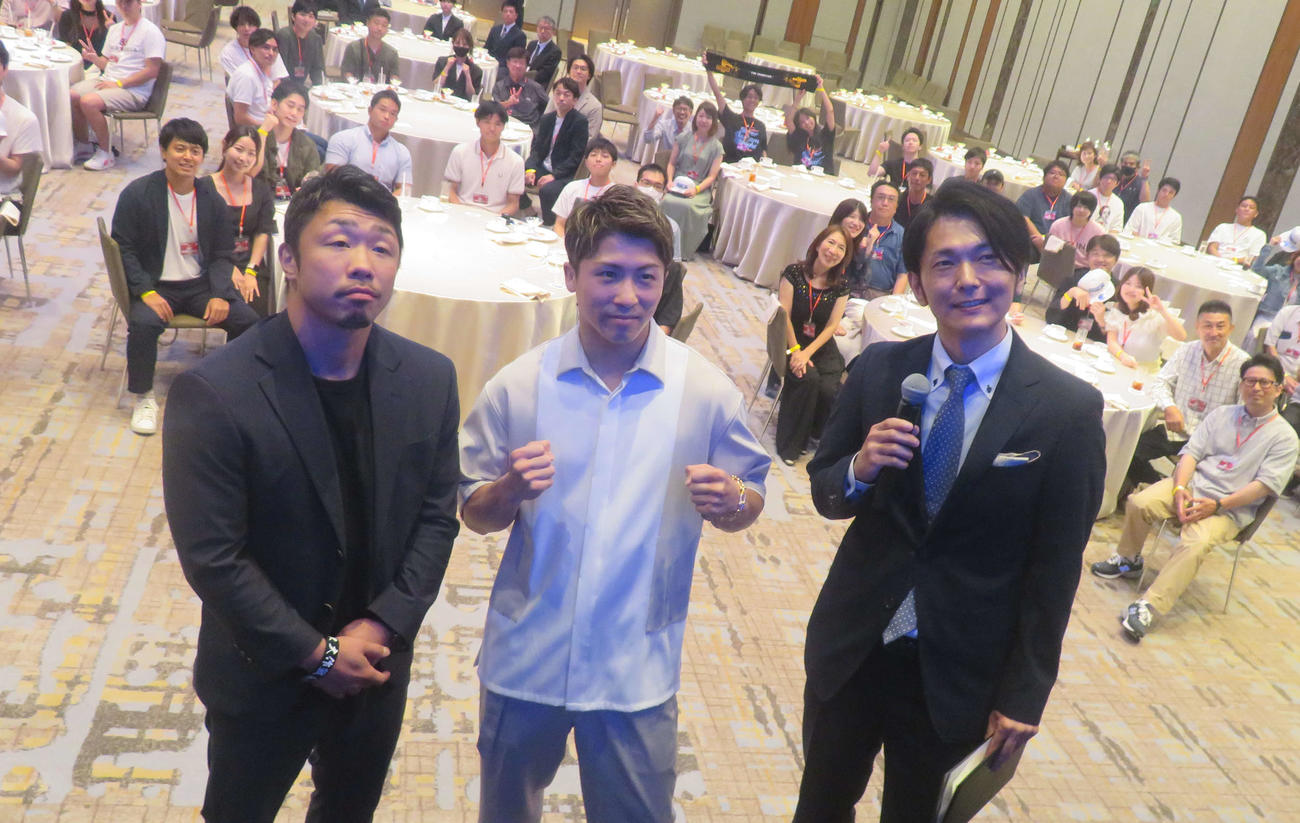 スペシャルトークイベントに参加したWBC、WBO世界スーパーバンタム級王者井上尚弥（中央）。左端は八重樫東トレーナー、右端は赤平大アナ