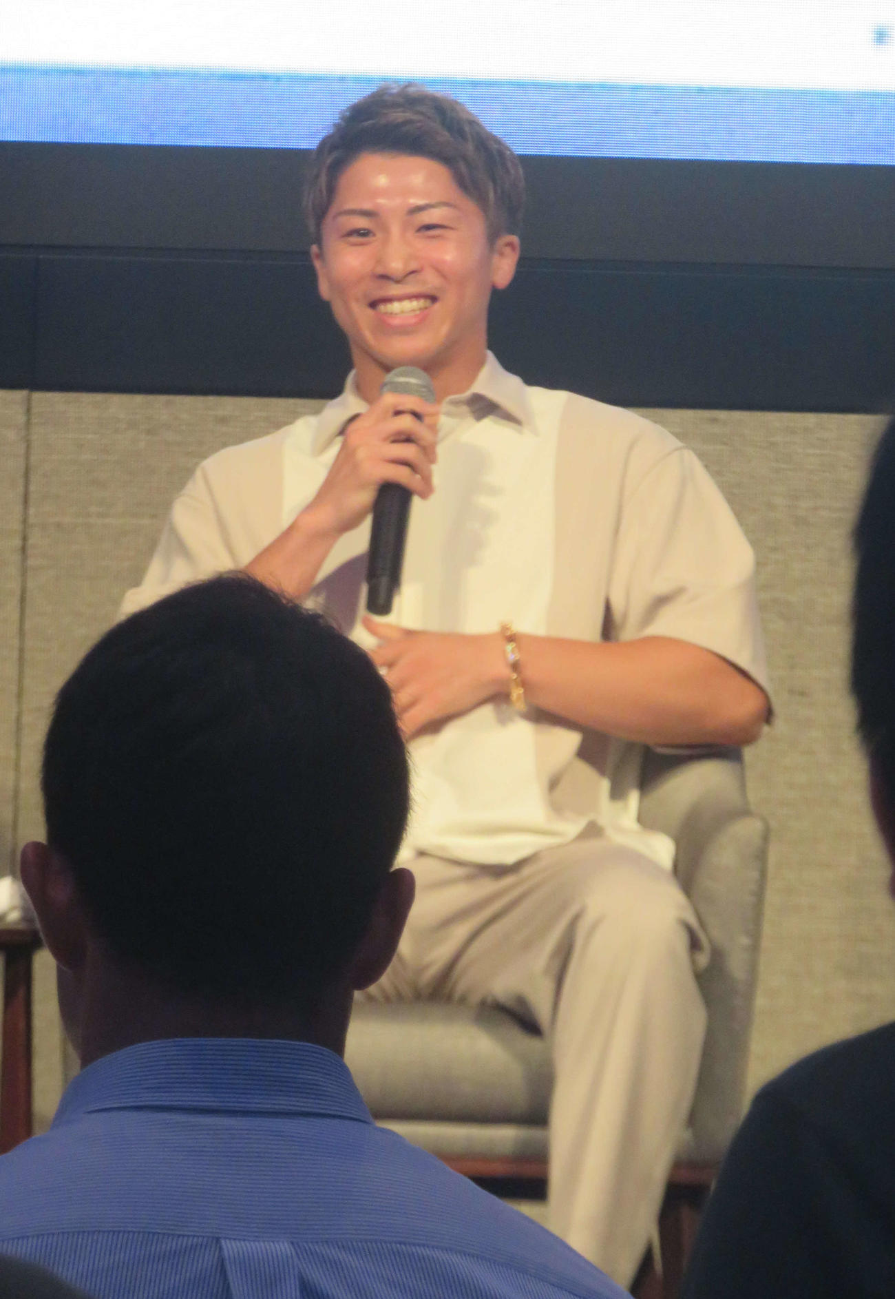 スペシャルトークイベントで笑顔を交えながら話すWBC、WBO世界スーパーバンタム級王者井上尚弥